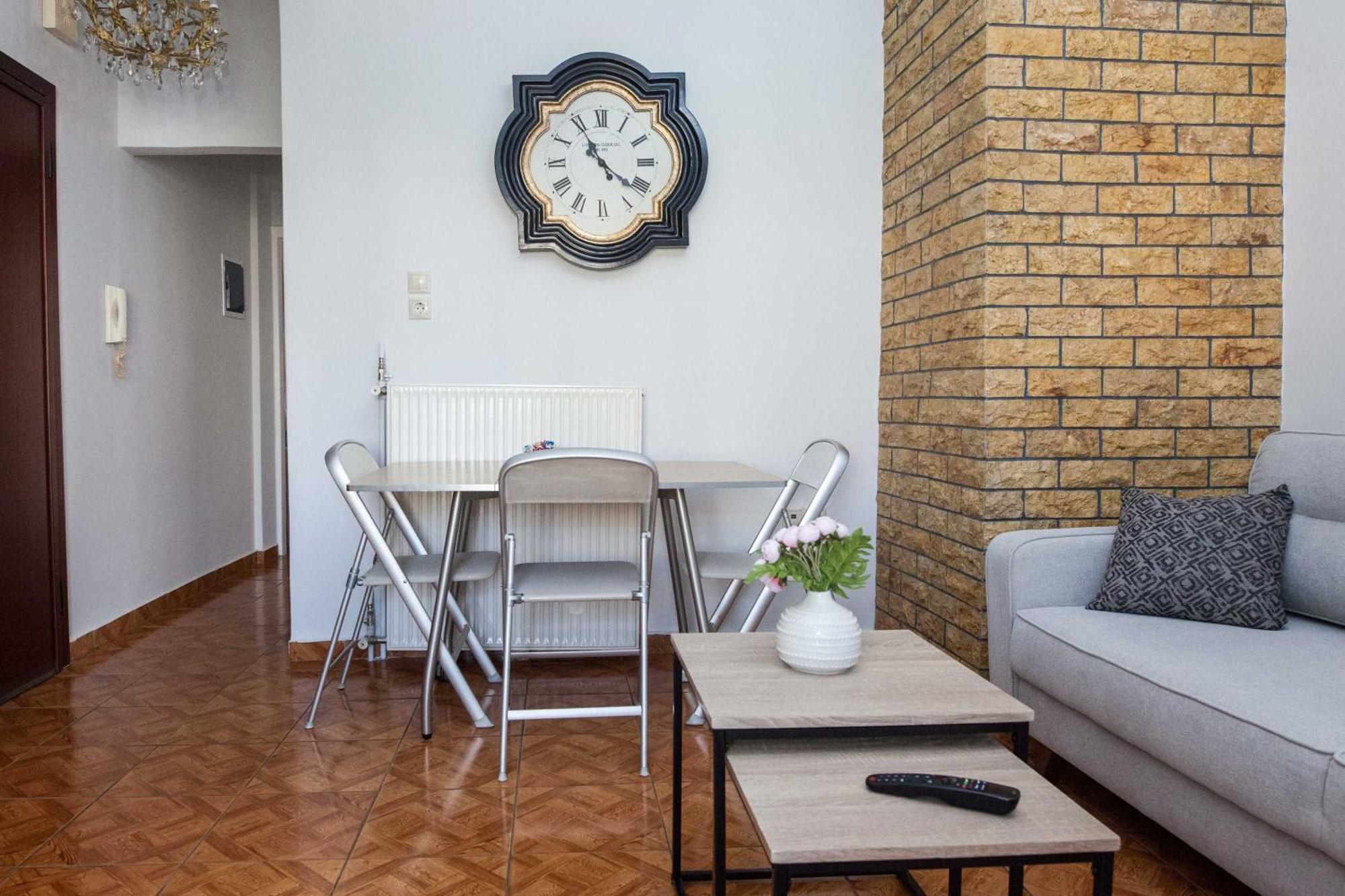 Central 2 Bd Apt With Balcony By Monastiraki 雅典 外观 照片